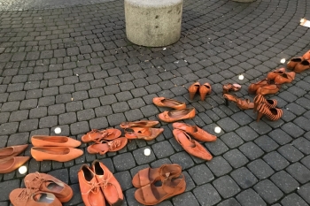 113 Paar orange gefärbte Schuhe 